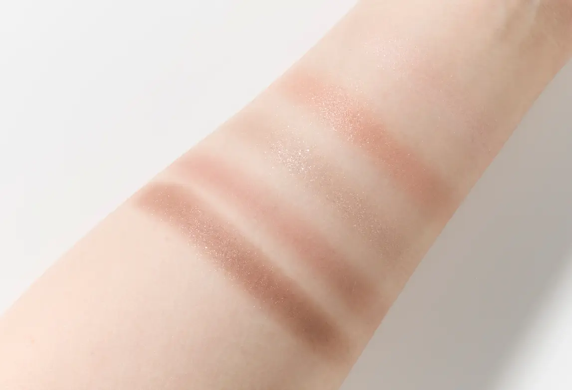 ジルスチュアート　ドレスドブルーム アイズ01 satin dahlia をスウォッチしている腕の画像