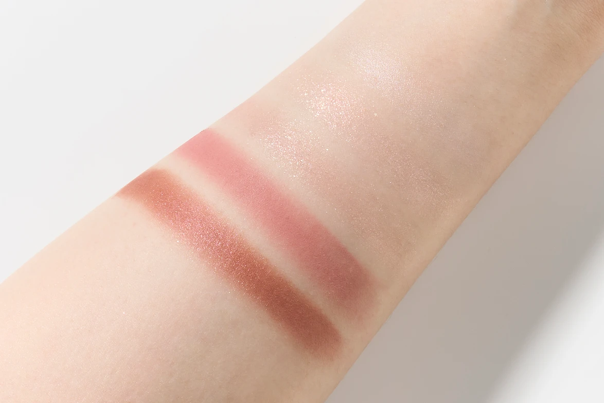 ジルスチュアート　ドレスドブルーム アイズ02 peony embroidery をスウォッチしている腕の画像