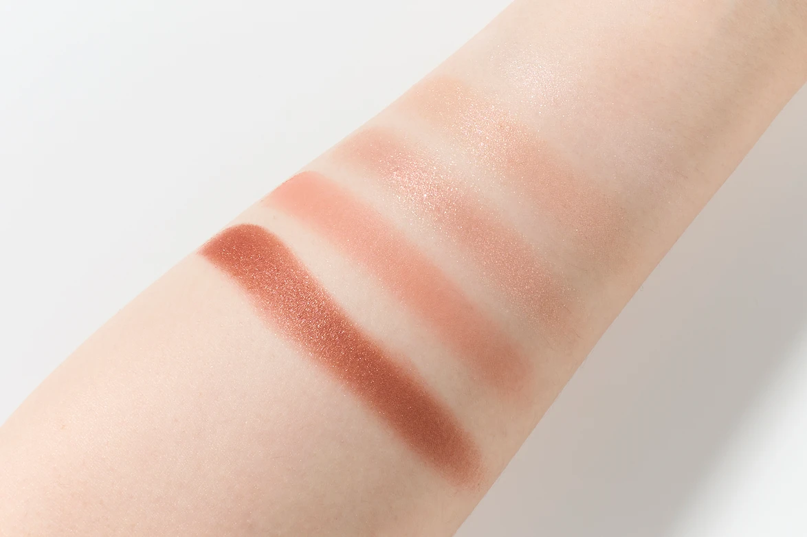 ジルスチュアート　ドレスドブルーム アイズ03 marigold chiffon をスウォッチしている腕の画像