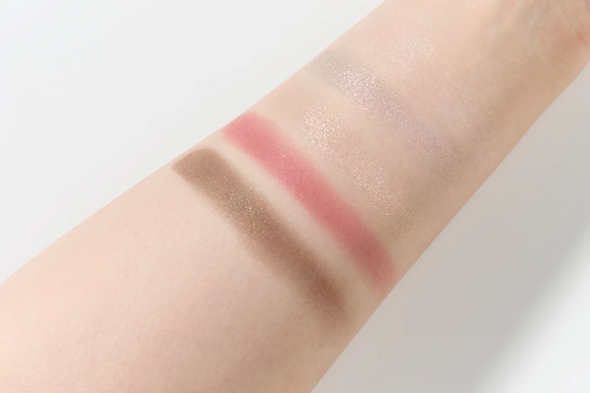 ジルスチュアート　ドレスドブルーム アイズ04 rose boutique をスウォッチしている腕の画像