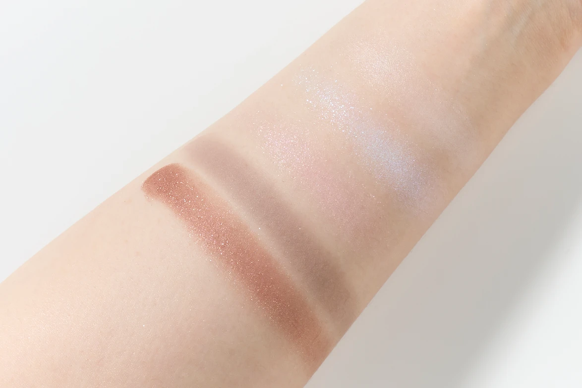 ジルスチュアート　ドレスドブルーム アイズ 101 frosted bluestar をスウォッチしている腕の画像