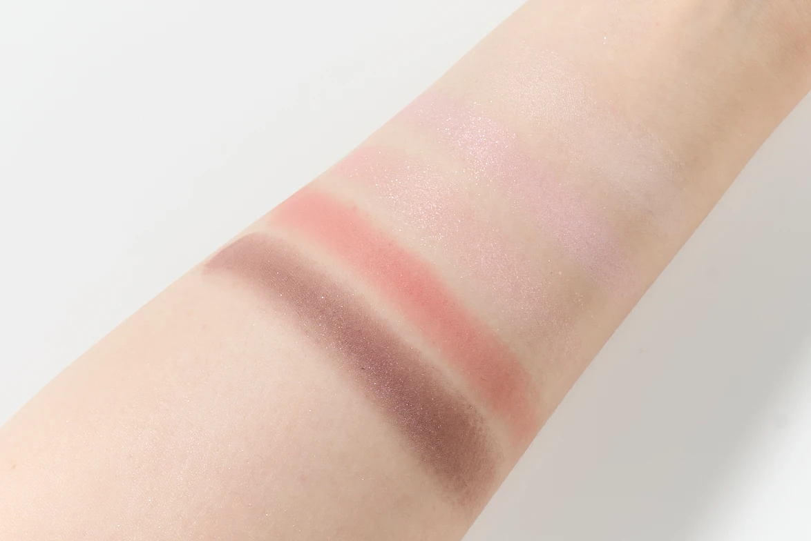 ジルスチュアート　ドレスドブルーム アイズ 102 tulip runway をスウォッチしている腕の画像